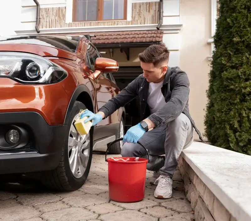Lavage auto à domicile Iholdy : professionnel intervenant sur un véhicule
